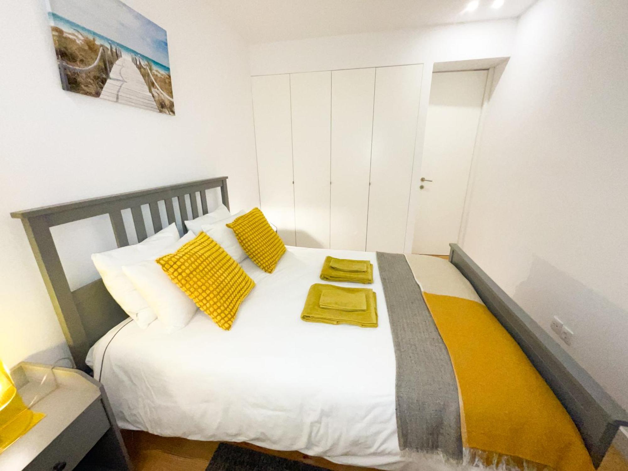 Charming Santos W/ Patio Apartment Lisbon